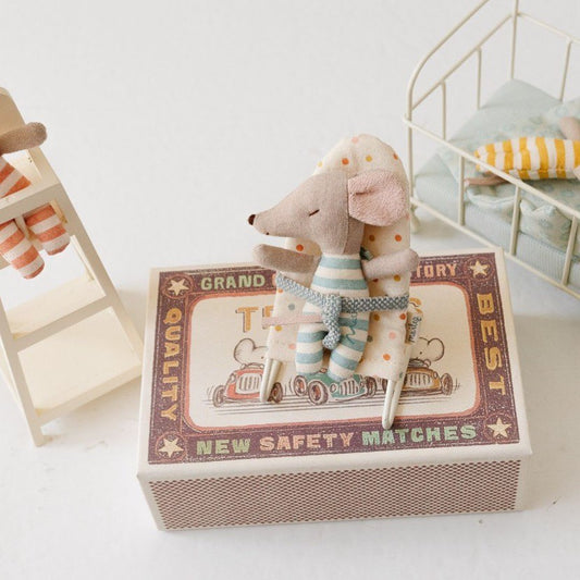 Maileg Baby mouse, Sleepy / Wakey in matchbox - Boy. This mouse is ready for hours of play and sleeps tight in his little matchbox. The clothes and bed linen are made of soft fabrics with unique prints and beautiful colors.